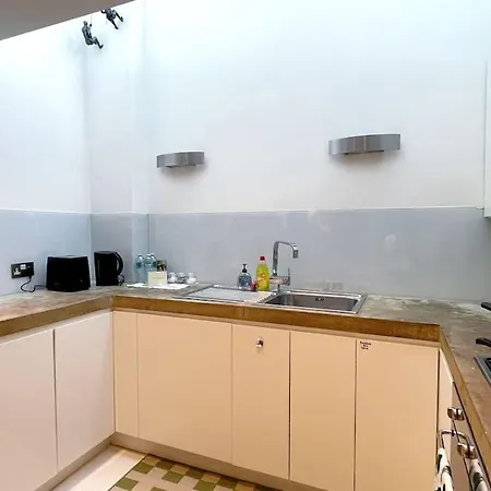 Chic Apt Sleeps Up To 4 Guests In Heart Of London Bridge